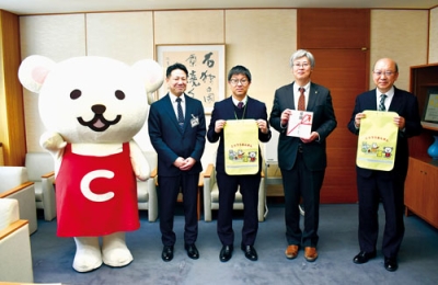 写真:堀井市長(右から2人目)に目録を手渡したコープさっぽろの豊田本部長(同3人目)