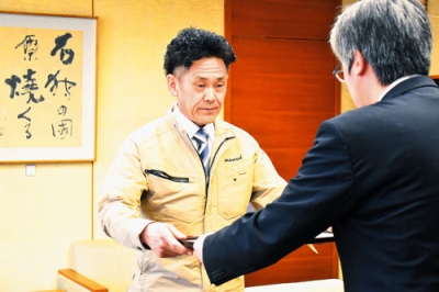 写真:大滝区への地域貢献で感謝状を受け取る高橋建設の三嶋部長代理