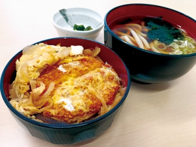 写真:人気のランチメニュー、かけうどんとミニかつ丼のセット