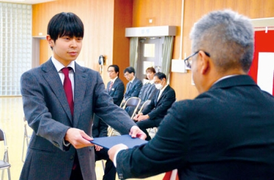 写真:修了証書を受け取る修了生