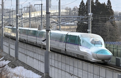 写真:走行する北海道新幹線=15日、北斗市