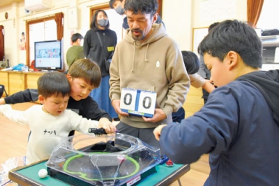 写真:ベイブレードを楽しむ参加者