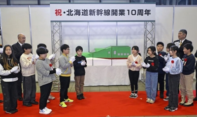 写真:北海道新幹線開業から10年になるのを前に開かれた記念式典で、オブジェを披露する児童=21日午前、北斗市の新函館北斗駅