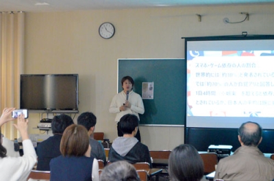 写真:スマホ依存からの脱却について話す谷口さん