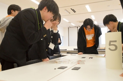 写真:チームで相談し合う生徒たち