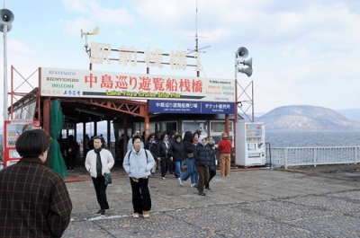 写真:遊覧船に乗り雄大な自然を楽しだ観光客=21日午前