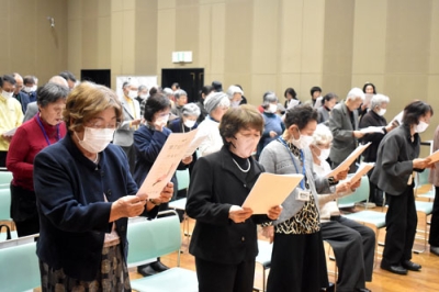 写真:校歌を歌い新たな学びへ意欲を高める学生たち