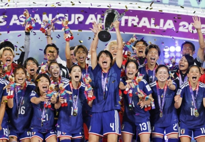 写真:2大会ぶり3度目の優勝を果たし大喜びの熊谷(中央)ら女子日本代表=シドニー(共同)