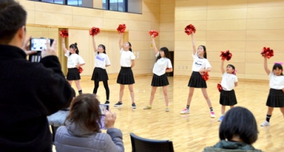 写真:練習の成果を披露する生徒たち