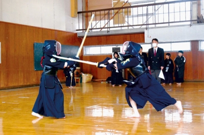 写真:大会で激しく打ち合う剣士たち