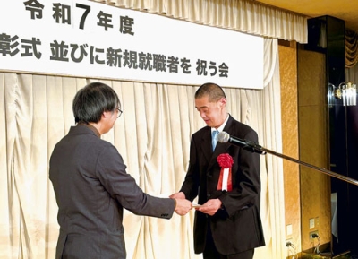 写真:大矢会長から永年勤続者表彰を受ける受賞者