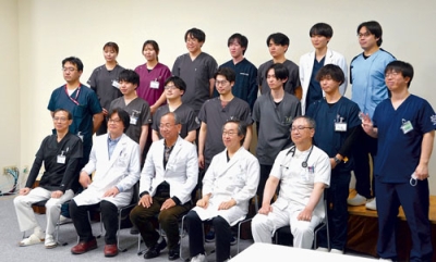 写真:修了した臨床研修医(2列目と3列目)と病院長ら