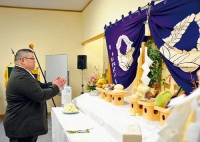 写真:祭壇に玉串をささげ調理技術の向上を祈願する渡辺会長