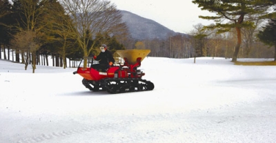 写真:融雪剤の散布が始まった登別カントリー倶楽部のコース