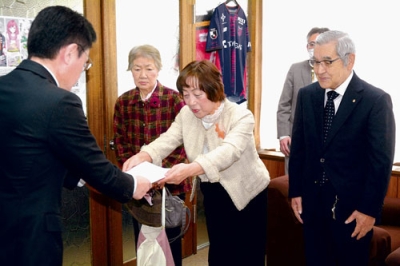 写真:大塩町長に要望書を手渡す吉良会長(右から2人目)ら