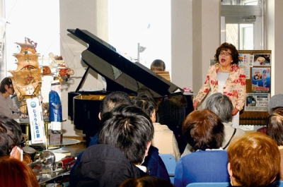 写真:歌声を披露する立野会長