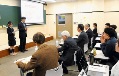 写真:地域課題の解決などにつながるビジネスのアイデアを披露する発表者ら