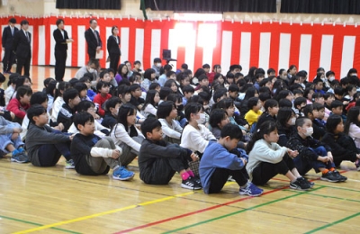 写真:1年の学びを振り返り気持ちを新たにした修了式