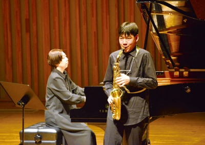 写真:目標の一つだったアルトサックスの演奏で曲の世界観を表現する小野さん