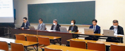 写真:小中学校の適正規模・配置について説明する市教委