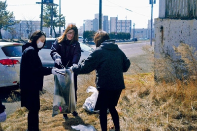 写真:ごみ拾いに取り組む参加者